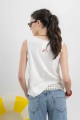 Musculosa negra con escote en U y cortes irregulares.