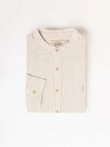 Camisa de manga larga con cuello mao, confeccionada en tejido de lino rayado en tonos gris y blanco. Cierre frontal con botones.