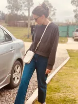 Bandolera pequeña color crudo con diseño acolchado en forma de rombos. Incluye correa larga regulable y tarjetero interno.