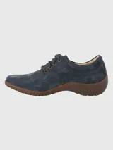 Zapato acordonado de cuero azul con suela marrón de goma.