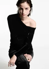 Top de terciopelo rojo con un solo hombro, manga larga y frunces laterales.