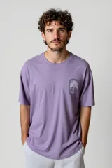 Remera violeta de corte recto con cuello redondo y estampado pequeño en el pecho con diseño de dos flamencos.