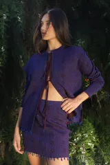 Cárdigan tejido con lurex y mostacillas, con escote en V y cierre frontal con lazo.