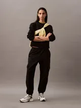 Pantalón de chándal negro de corte holgado con bolsillos cargo, cintura elástica y bajos elásticos. Confeccionado en felpa de mezcla de algodón.