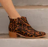 Botas cortas de cuero con estampado animal print, taco bajo de madera y cierre lateral.