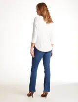 Remera de modal color blanco, con cuello redondo y mangas 3/4. Presenta un aplique bordado en color tostado en el cuello, los puños y el ruedo.