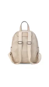Mochila color rosa de símil cuero con bolsillos frontales con cierre. Tiene asa de mano rígida y correas regulables.