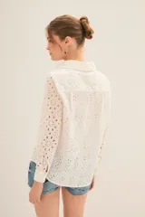 Camisa blanca de algodón con bordado inglés, corte regular, cuello clásico, cartera con botones ocultos y mangas largas.