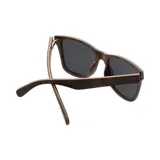 Lentes de sol con montura de madera color marrón con estampado de vetas y lentes grises.