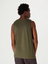 Musculosa azul de corte clásico, con cuello redondo y sisas amplias.