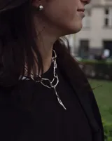 Collar plateado con eslabones grandes de metal con forma irregular.