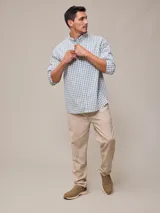 Camisa de manga larga con estampado a cuadros azul y blanco, confeccionada en algodón con efecto peach y bolsillo en el pecho.