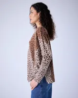 Sweater de cashmere con estampado animal print, cuello en V, corte oversize, mangas largas y terminaciones acanaladas.