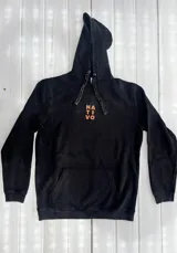 Hoodie gris oscuro con capucha y cordones ajustables. Estampado en la espalda con diseño de hojas en tonos naranja y beige.