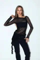 Top de microtul negro con detalles de ruffle y tiras para ajustar.