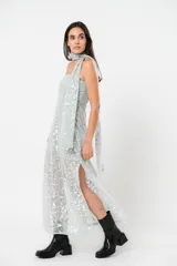 Vestido midi plateado de tul foil con forro, strapless con lazo en el cuello y tajos laterales.