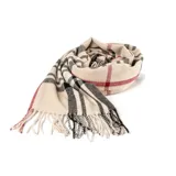 Bufanda rectangular color beige con estampado de cuadros grandes en negro, blanco y rojo. Tiene flecos en los extremos.
