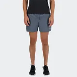 Short de running New Balance de 5 pulgadas, color gris azulado, con cordón de ajuste externo y logo reflectante en el muslo. Incluye calzoncillo interior transpirable.