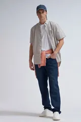 Camisa de manga corta con estampado a cuadros en tonos grises y blancos.