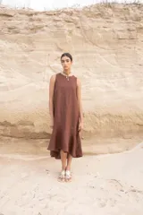 Vestido midi azul marino de lino, sin mangas y corte evasé.