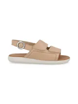 Sandalia color beige con capellada de cuero, suela blanca y ajuste con hebilla.