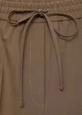 Pantalón de vestir marrón con diseño de cuadros, cintura elástica con cordón de ajuste, corte recto y bolsillos laterales.