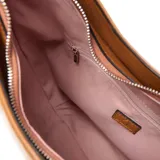 Cartera tipo hobo color suela, de simil cuero, con asa corta para llevar al hombro y forro interior textil.