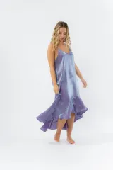 Vestido lila metálico con breteles finos regulables, escote en V y ruedo asimétrico con leve vuelo.