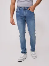 Pantalón jean de corte ajustado color azul medio con lavado claro.