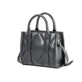 Cartera chica negra de símil cuero soft, con acceso por cierre, correa regulable y asas fijas. Tiene un bolsillo interno con cierre y otro abierto, herrajes plateados y logotipo XL Extra Large en el frente.