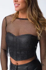 Blusa negra de red con corset brillante incorporado.