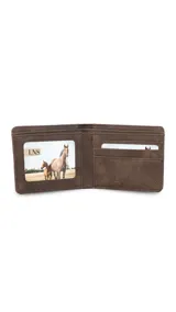 Billetera marrón de símil cuero lisa con galón elastizado a rayas blancas y marrones. Interior con doble repartición para billetes, visor y tarjeteros.