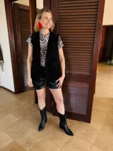 Blusa de manga corta con cuello alto y estampado animal print de cebra en tonos beige y negro.