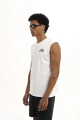 Musculosa gris con estampa en el pecho con el texto "Pulau Co".