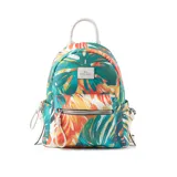 Mochila multicolor con estampado de hojas, confeccionada en símil cuero. Tiene un compartimento principal con cierre, un bolsillo externo con cierre, un bolsillo interno con cierre y dos bolsillos internos abiertos. Cuenta con correa regulable y asa fija.