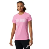 Remera de algodón rosa con logotipo gráfico de New Balance en la parte delantera, de ajuste atlético y cuello redondo.
