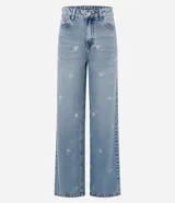 Pantalón de jean de algodón, modelo recto, con cintura mediana y trabillas. Presenta bolsillos delanteros y traseros, y un estampado localizado de flores de hibiscos.