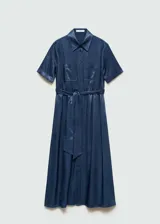 Vestido midi camisero azul con lazo ajustable en la cintura, manga corta, dos bolsillos de parche en el pecho y cierre delantero con botones.