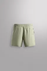 Shorts de entrenamiento color verde claro, confeccionados en tejido técnico ligero y elástico. Sin forro interior, con cintura elástica ajustable con cordón interior, bolsillos frontales y bolsillo trasero de seguridad con cierre de cremallera. Bajo con acabado termofijado y aberturas laterales.