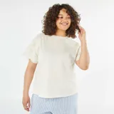 Camiseta blanca de algodón con mangas cortas con detalle de macramé.