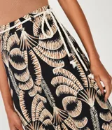 Pollera larga de viscosa con estampado tropical, abertura frontal y cinturón de cuerda.