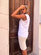 Blusa de escote en V blanca con manga japonesa, confeccionada en seda opaca.