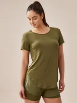 Remera deportiva color rosa con cuello redondo y mangas cortas.