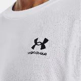 Remera blanca de algodón Under Armour con logo negro en el pecho.