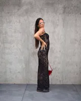 Vestido largo de encaje negro con breteles finos y forro interno tipo body.