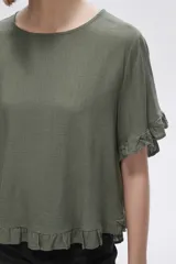 Blusa color coral con cuello redondo y mangas cortas con volados.