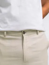 Pantalón de corte clásico confeccionado en mezcla de lino y viscosa, color negro. Presenta bolsillos laterales, bolsillos traseros con botón, cintura con pasadores y cordón interno de ajuste, y cierre frontal con cremallera y botón.