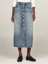 Falda midi de denim celeste con botones frontales y corte recto.