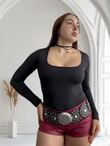 Body negro de manga larga con escote cuadrado.