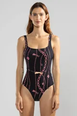 Traje de baño enterizo negro con estampado de cadenas y tigres rosas. Tiene escote cuadrado, breteles anchos y cinturón blanco con hebilla dorada en forma de tigre.